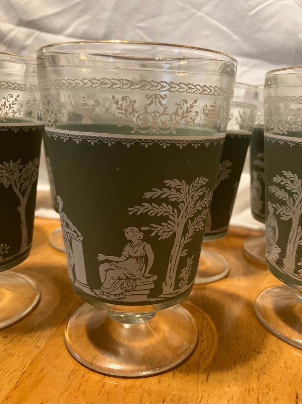 Vintage. Jeanette 8 pc frosted glass. Grecian motif with gold - Picture 6 of 11